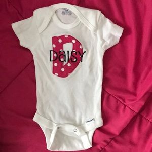 Monogrammed onesie w name “Daisy”